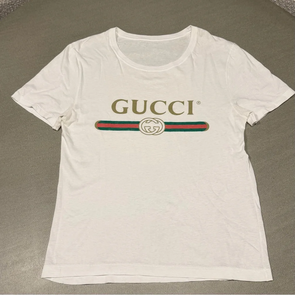 Gucci Men’s White Tee with Iconic Logo sz. S (Authentic)